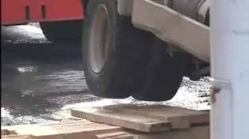 Propadlý popelářský vůz