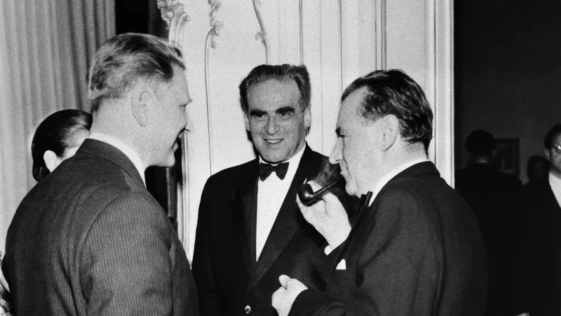 Rudolf Slánský měsíc před svým zatčením (uprostřed) po boku prezidenta Klementa Gottwalda (vpravo)