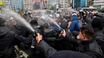 Policie používá pepřový sprej k rozehnání demonstrantů, kteří se pokoušejí porušit zákaz a pochodovat na istanbulské náměstí Taksim