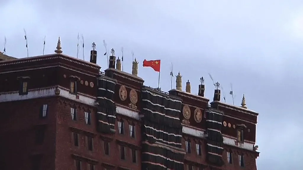 Nad tibetským palácem Potala vlaje čínská vlajka