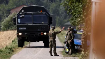 Vojáci stojí na stráži poblíž místa, kde spadl dron u obce Cześniki