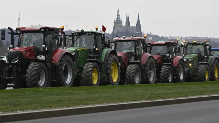 Traktory na ulici Milady Horákové při protestní jízdě zemědělců