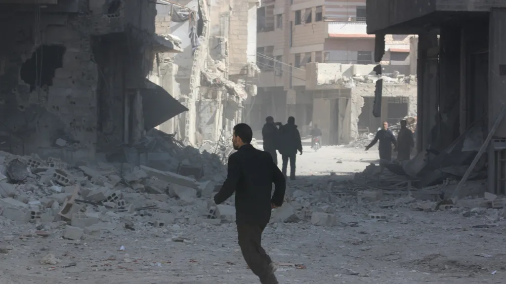 Předměstí Damašku po bombardování