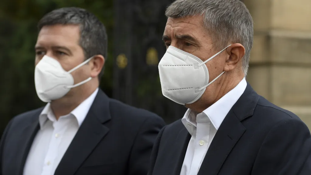 Ministr vnitra a zahraničí Jan Hamáček (ČSSD) a premiér Andrej Babiš (ANO)