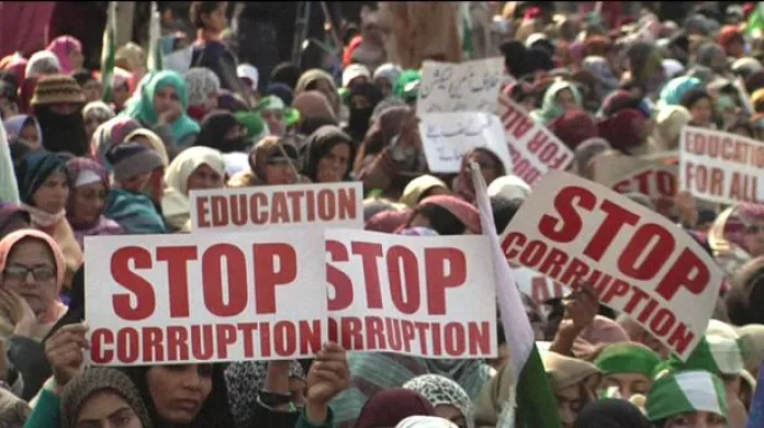 Pákistánci protestují proti korupci