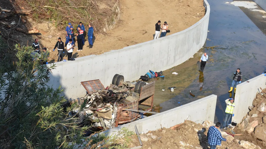 Nákladní vůz s migranty se v Turecku zřítil z 20 metrů