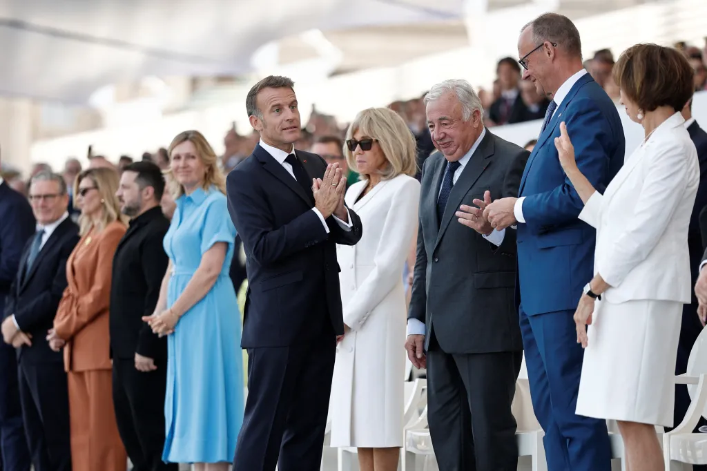 Francouzský prezident Emmanuel Macron vítá hosty na Place de la Concorde během každoroční vojenské přehlídky ke Dni dobytí Bastily