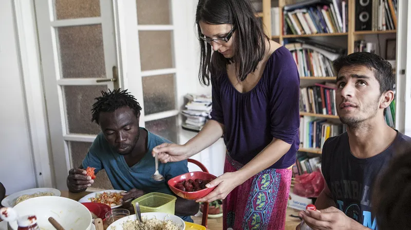 Jak vypadá pomoc českých dobrovolníků uprchlíkům uvízlým v Praze?