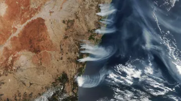 Satelitní snímek požárů v Austrálii ze 4. prosince 2019