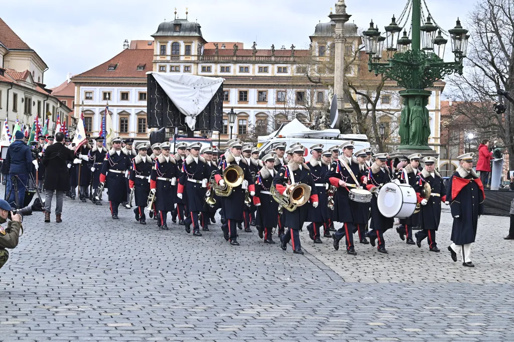 Hudba Hradní stráže přichází k Pražskému hradu před inaugurací