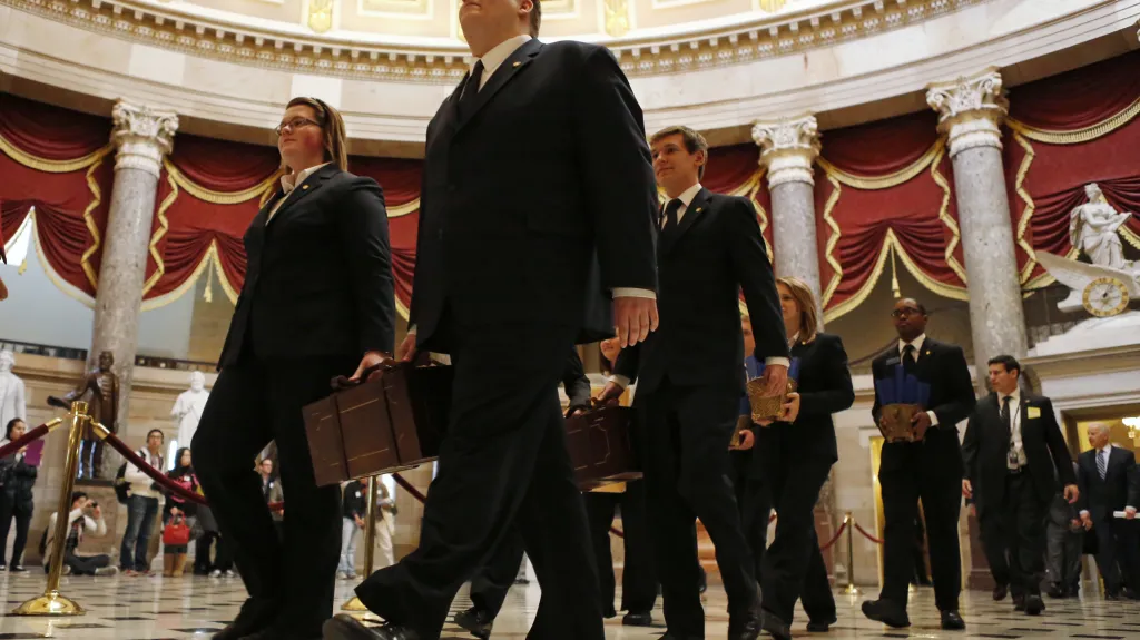 Pracovníci Kongresu přinášejí hlasy volitelů k oficiálnímu sčítání a vyhlášení výsledků