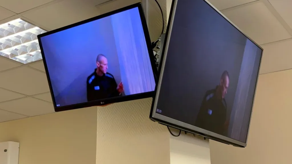 Navalnyj na videu z vězení