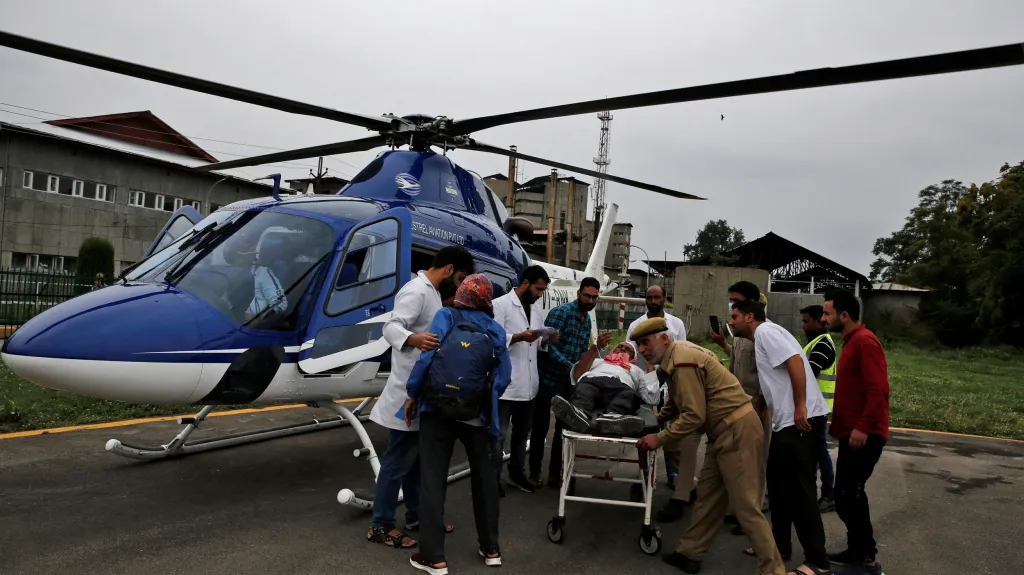 Převoz zraněných do nemocnice v indické části Kašmíru. Ilustrační foto