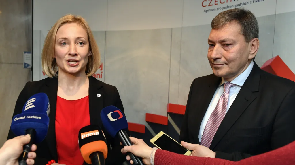 Generální ředitelka CzechInvestu Silvana Jirotková s ministrem v demisi Tomášem Hünerem