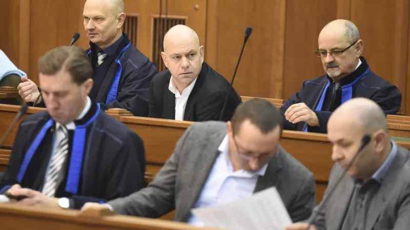 Lobbista Martin Dědic (vzadu uprostřed)