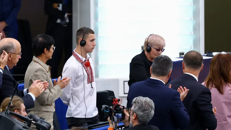 Ukrajinský chlapec Saša během projevu předsedkyně Evropské komise Ursuly von der Leyenové