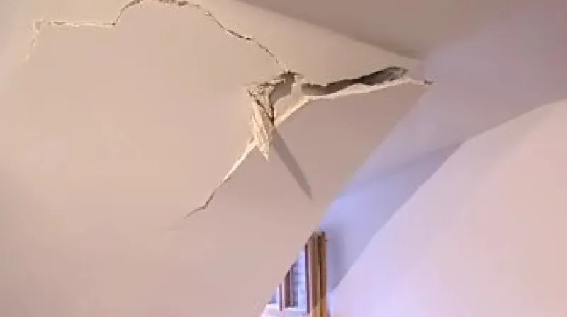 Led zničil střechu domu