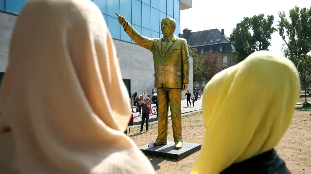 Zlatá socha Erdogana vzbudila v Německu pobouření