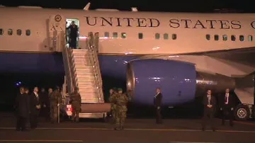 Joe Biden přiletěl do Prahy