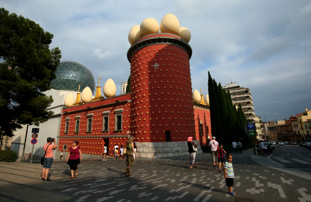Divadelní muzeum Salvadora Dalího. Už naddimenzovaná vajíčka na střeše napovídají, komu je muzeum ve španělském Figueres věnováno. Slavný surrealista se v tomto městě narodil a také v něm dožil. Tamní někdejší divadlo, zničené během španělské občanské války, obnovil jako své muzeum. V kryptě pod jevištěm je i pohřben