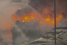 Při požáru v přístavu v Hongkongu se potopilo deset lodí, zásah trval šest hodin