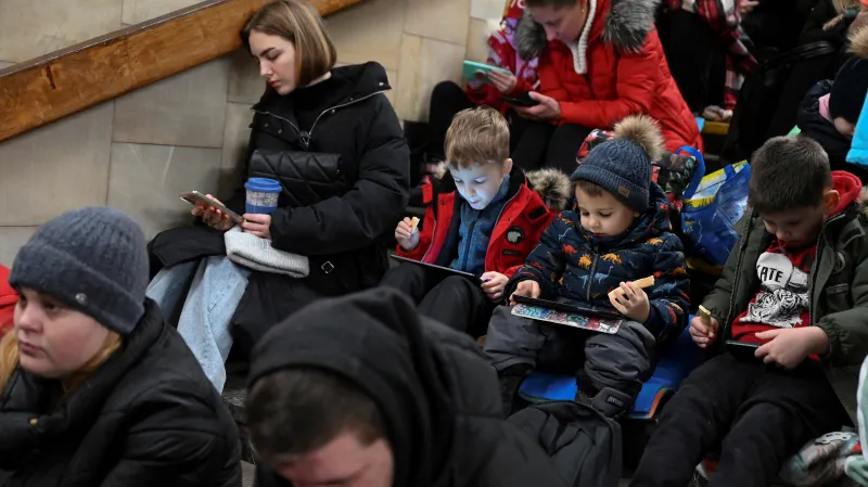 Lidé se ukrývají ve stanici metra během masivních ruských raketových útoků na Kyjev