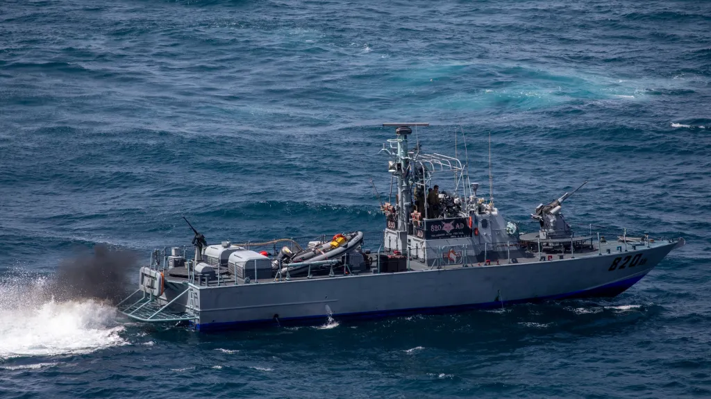 Izraelská loď ve Středozemním moři na snímku z hraničního přechodu s Libanonem