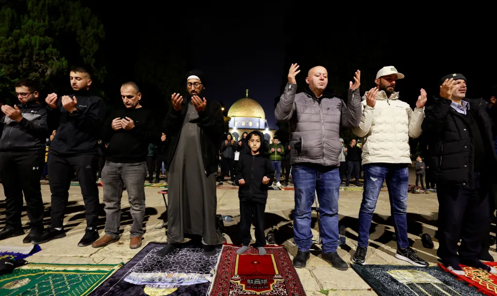 Muslimští věřící konají večerní modlitbu „tarawih“ během ramadánu v areálu Al-Aksá, který židé nazývají Chrámová hora, v jeruzalémském Starém městě