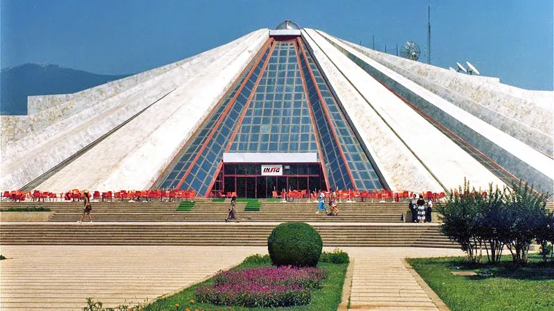 Někdejší památník Envera Hodži