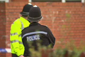 Britská „akce Kryštof“: Řidiči za volantem čtou, tančí a surfují po webu