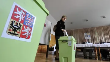 Volební místnosti se po týdnu otevřely pro druhé kolo voleb do Senátu