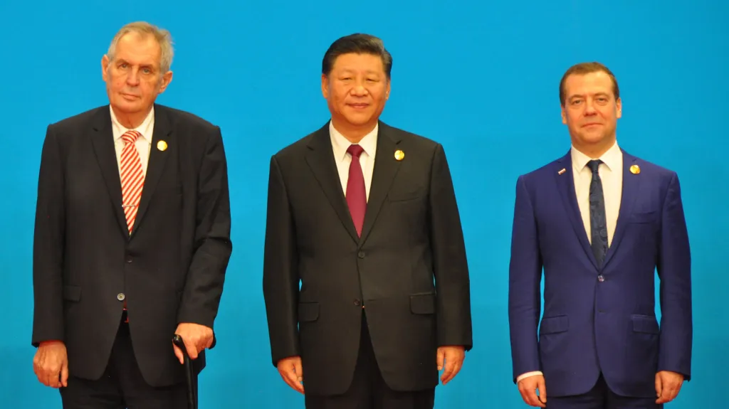 Český a čínský prezident a ruský premiér na slavnostním zahájení dovozního veletrhu v Šanghaji