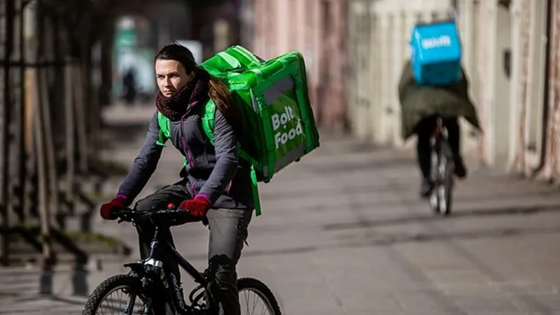 Kurýři Bolt Food a Wolt