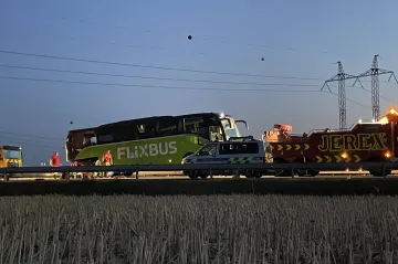 Policisté vyšetřují příčiny nehody autobusů na D2, v nemocnicích zůstává část zraněných