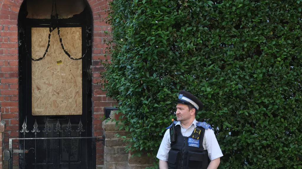Britský policista před domem premiéra Keira Starmera poté, co byl poškozen ohněm