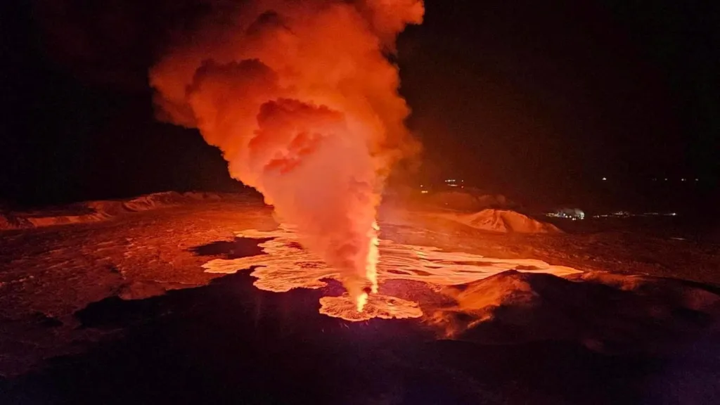 Island má více než třicet aktivních sopek, což z něj činí hlavní destinaci pro vulkánovou turistiku
