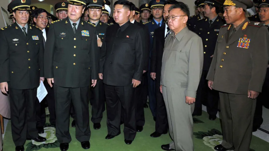Kuo Po-siung (druhý zleva vpředu) při setkání se severokorejskými představiteli v roce 2010