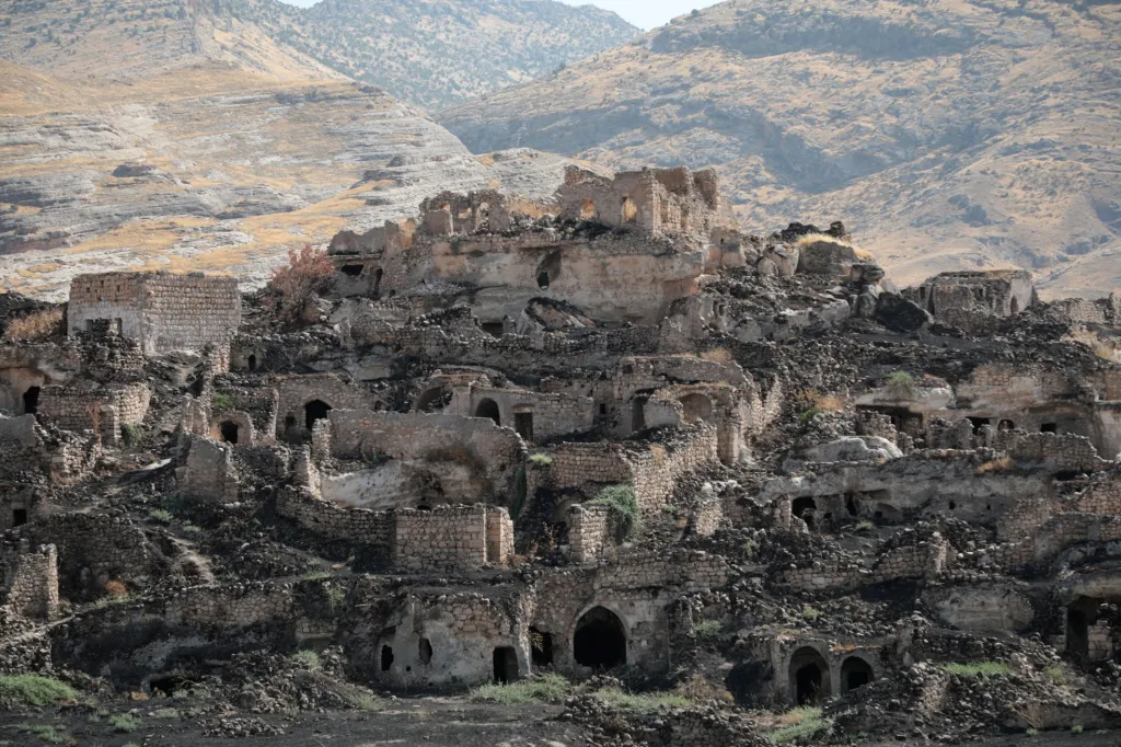 Stará turecká vesnice poblíž starobylé pevnosti Hasankeyf bude brzy zatopena vodou ze vznikající přehrady