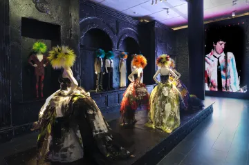 Punk / Chaos to Couture aneb pohádka o krajtě a králíčkovi