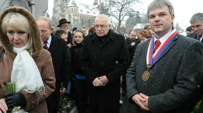 Prezident Václav Klaus zavítal na hřbitov ve Vítkově, aby položil kytici u hrobu Jana Zajíce. Vlevo je sestra Jana Zajíce, vpravo starosta Vítkova Pavel Smolka.