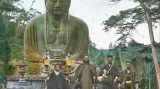 Obří socha Buddhy Daibucu v Kamakuře se skupinou návštěvníků. Japonsko, 1895-1896