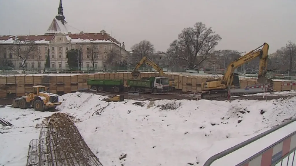 Bagry hloubí garáže do osmimetrové hloubky
