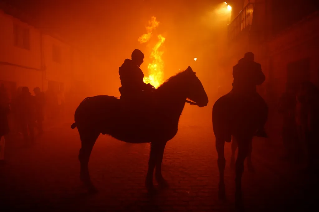 Koně skáčou přes oheň již 500 let
