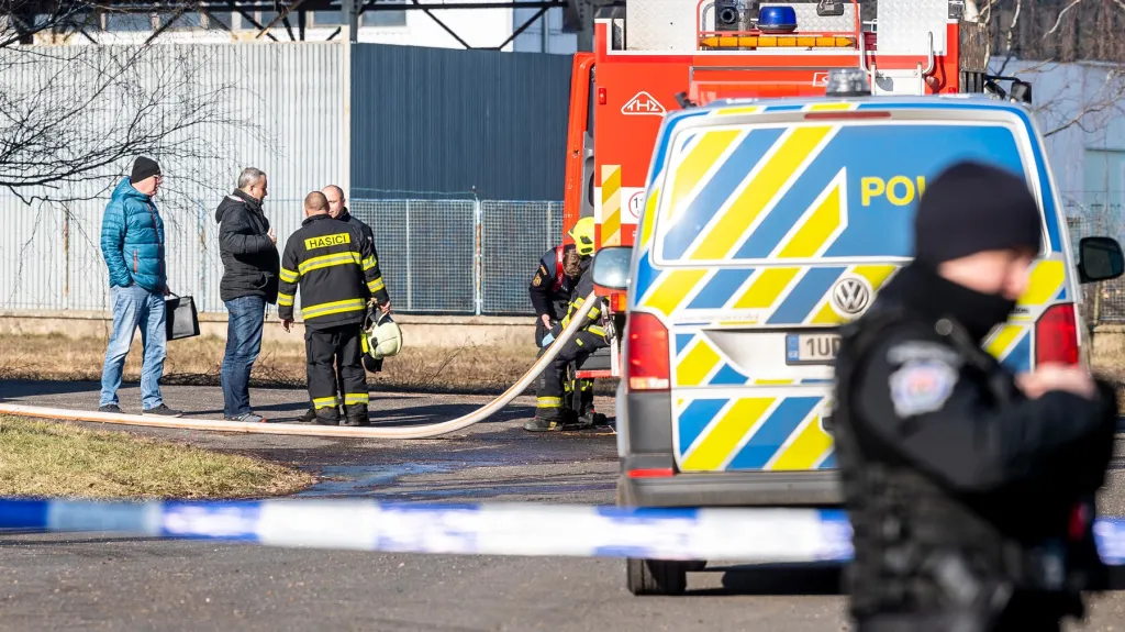 Policisté a hasiči v Košťanech