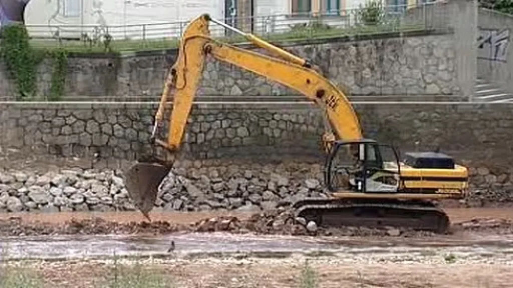 Bagr při práci v řece