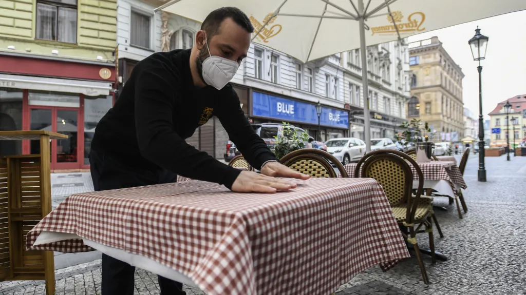V ulicích měst pozvolna ožívají restaurační zahrádky