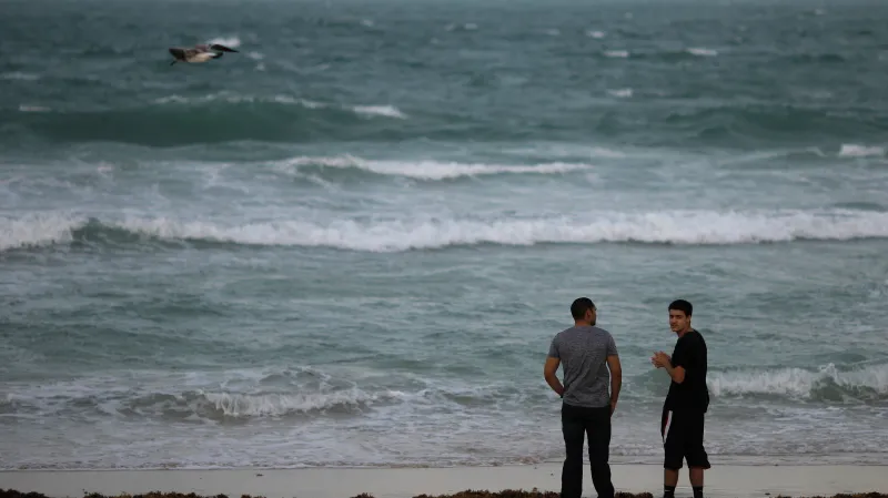 Lidé pozorují obzor u Miami Beach