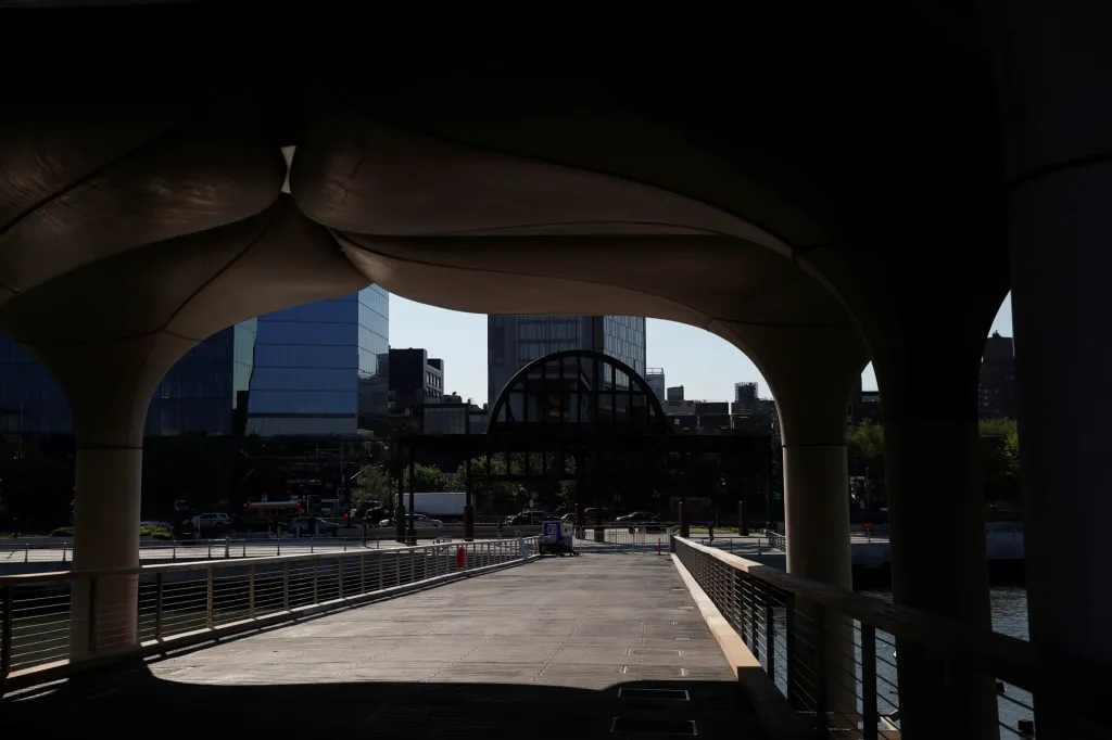 Manhattan mění svoji tvář. Pro návštěvníky otevřel novy umělý ostrov, na kterém vyrostl park