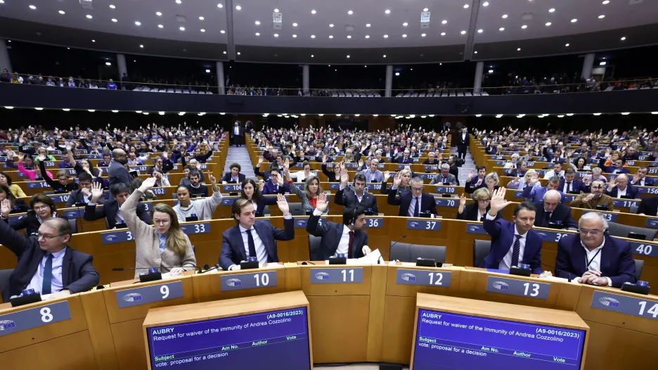 Europoslanci hlasují o zbavení imunity dvou svých kolegů