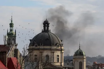 Rusové masivně útočí na Ukrajinu i přes den, zasáhli historické centrum Lvova